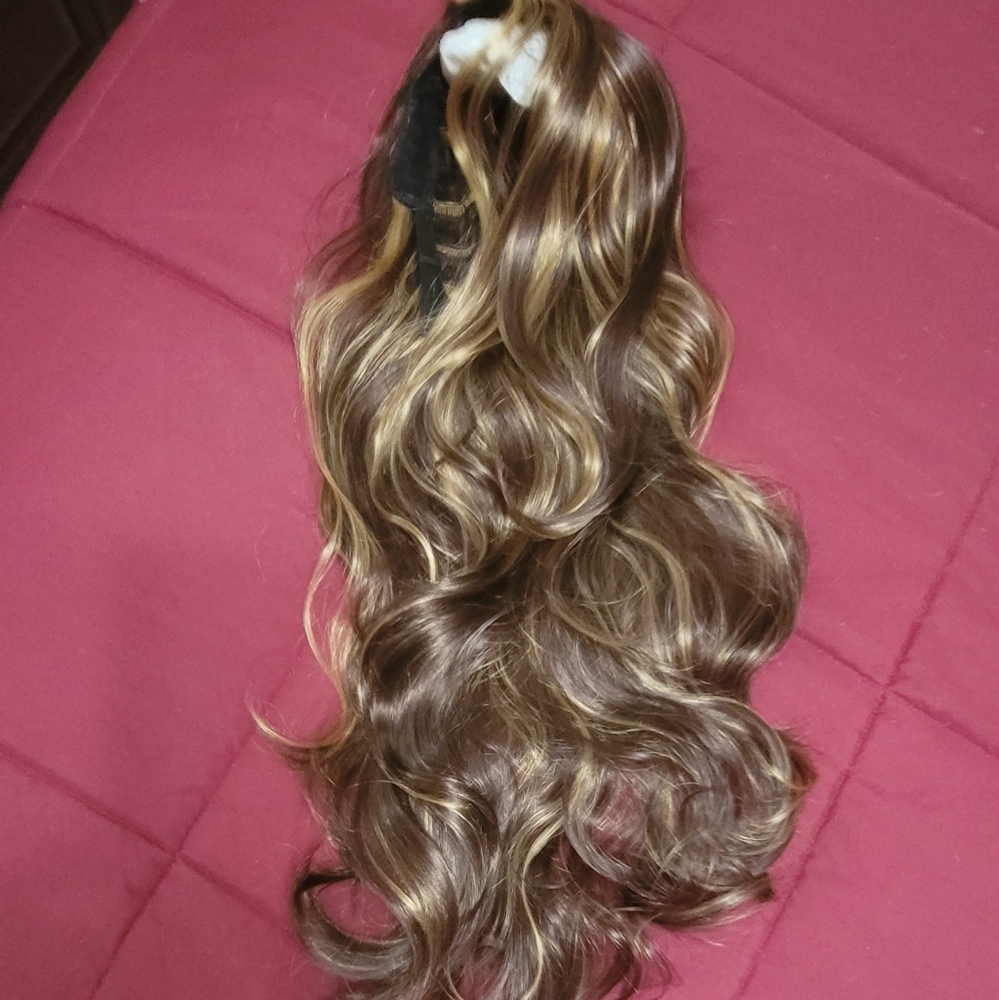 Beautiful Synthetic Long Hair Wig - Picture 5 of 8